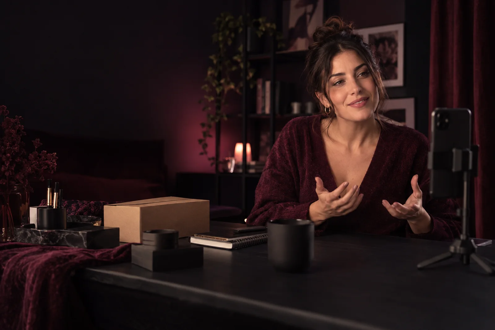 Creadora compartiendo una recomendación desde un estudio íntimo